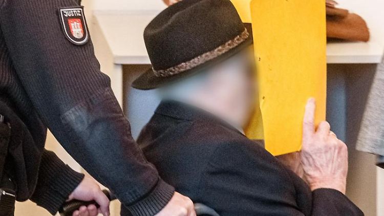 Eine Anwältin zollte dem Angeklagten Respekt dafür, dass er sich dem Verfahren gestellt und vor Gericht gesprochen habe.