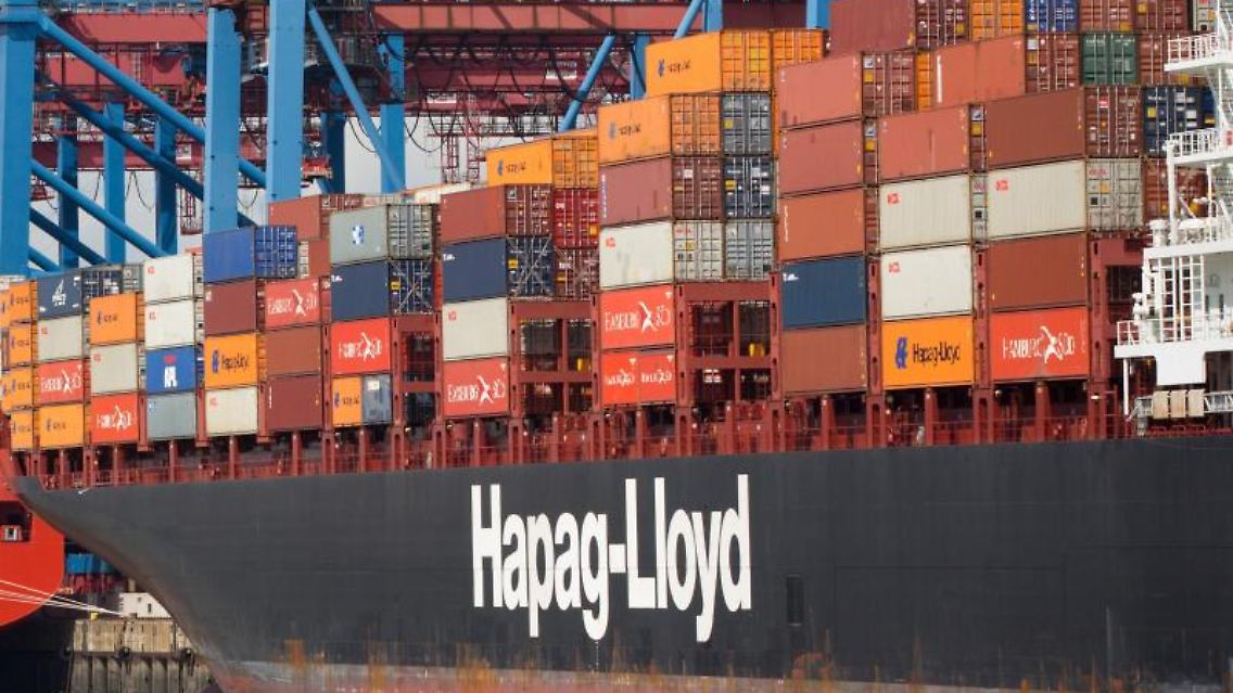 Ein Containerschiff der Reederei Hapag-Lloyd liegt in Hamburg. Foto: Christian Charisius/dpa/Symbolbild