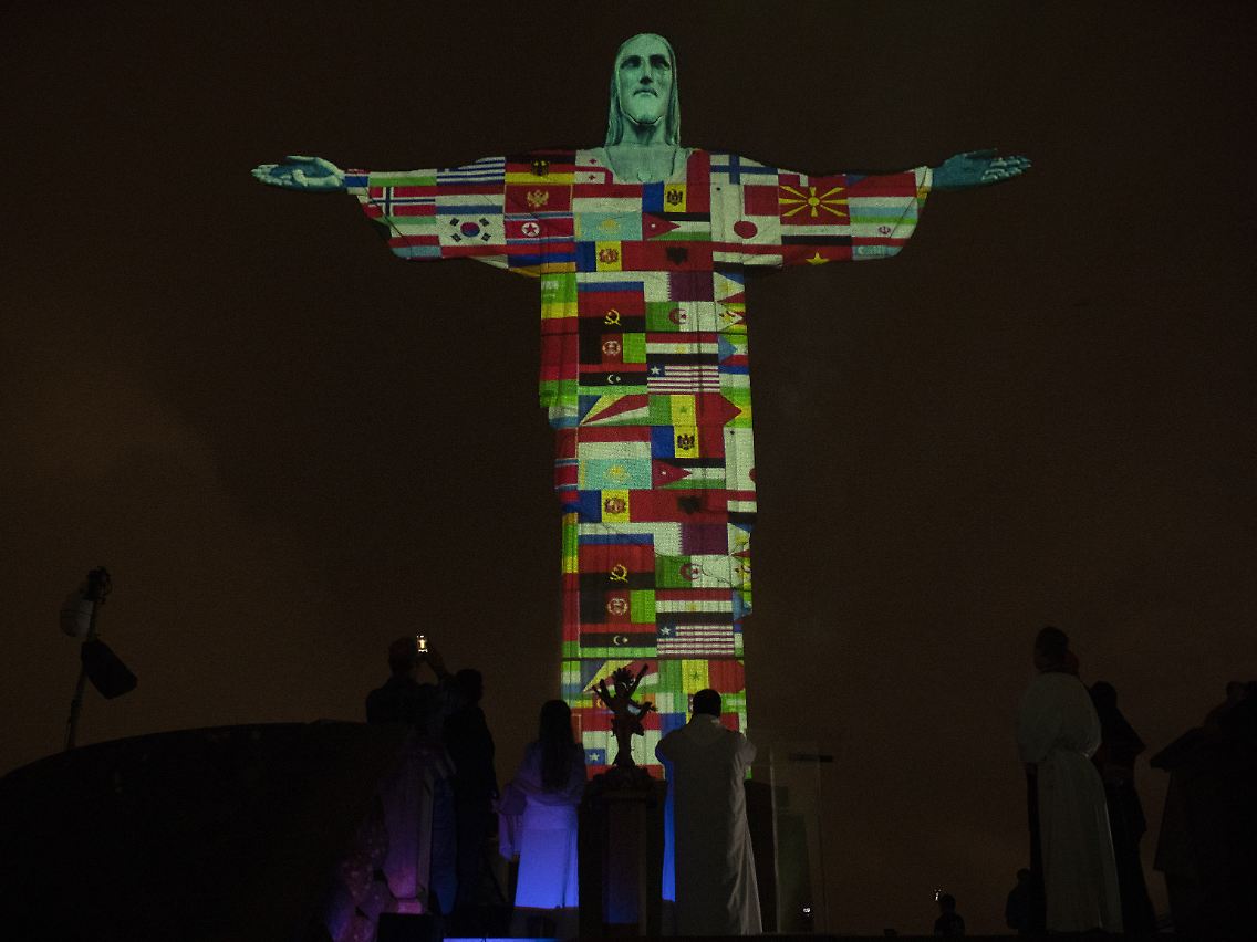 Die Christusstatue (Cristo Redentor) ist mit Flaggen der Länder beleuchtet, die derzeit vom neuen Coronavirus befallen sind.