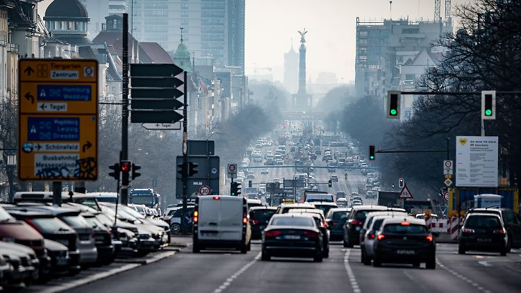 In Zeiten der Corona-Krise wird das Auto wieder zum Fortbewegungsmittel Nummer eins.