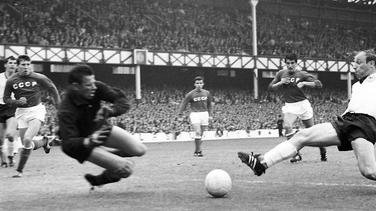 Jaschin im Duell mit dem deutschen Nationalstürmer Uwe Seeler im WM-Halbfinale 1966 ...