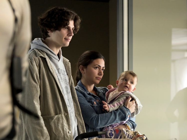 Tülay Firat (Yeliz Simsek) und Erik Siepen (Orlando Lenzen) mit ihrem Baby Sarina im Polizeipräsidium.