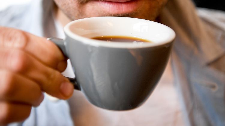 Mit jeder Tasse Kaffee verbraucht man 140 Liter virtuelles Wasser.