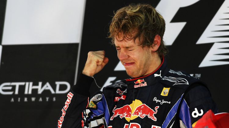 Auch bei der Siegerehrung überkommt es den neuen Weltmeister Sebastian Vettel.