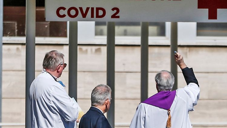 Priester, die die Covid-19-Erkrankten besuchen, werden teilweise selbst zum Opfer.