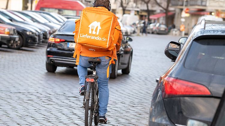 Wegen der Corona-Gefahr stellen Lieferando-Boten das Essen mittlerweile vor der Tür ab und entfernen sich zwei Meter davon, bevor der Empfänger öffnet.