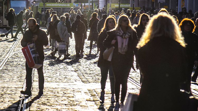 Passanten dicht an dicht in der Freiburger Innenstadt - mittlerweile sind dort alle öffentlichen Plätze für Publikum gesperrt.