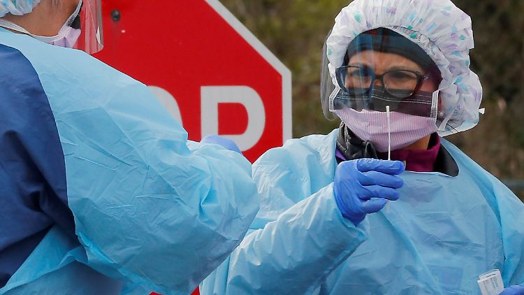 Viele Menschen wollen getestet werden, doch so viele Tests können derzeit gar nicht gemacht werden.