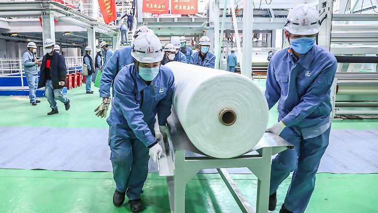 Während Tausende Chinesen noch in Quarantäne sitzen, haben viele Werke die Produktion wieder aufgenommen.