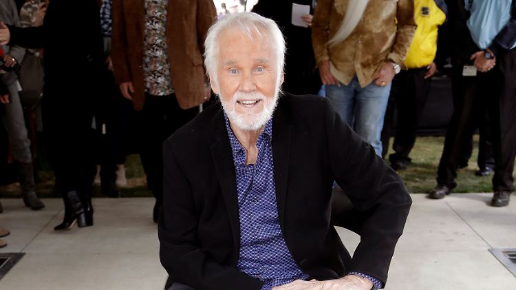 Kenny Rogers verabschiedete sich Ende 2017 von der Bühne.