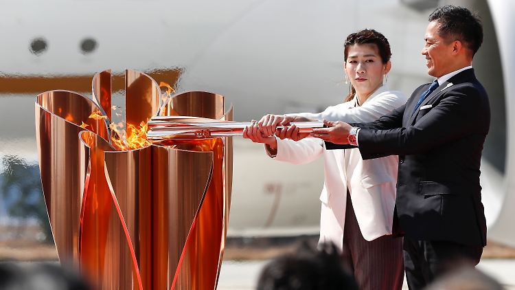 Als das Olympische Feuer in Japan eintraf, war die Freude groß - doch auch das Mega-Event wird vom Coronavirus bedroht.