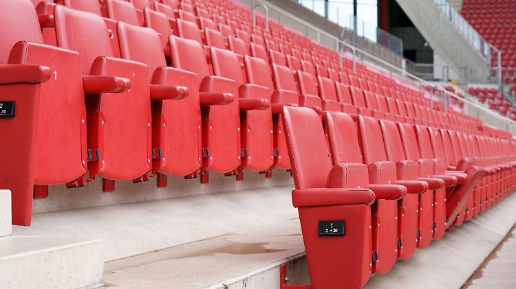 Leere Ränge in der Opel-Arena. Wenn überhaupt, könnten die Spiele ohne Publikum ausgetragen werden.