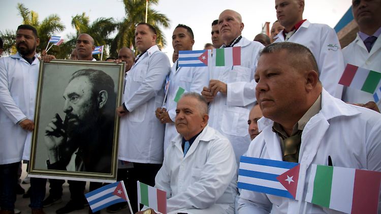 Mit einem Porträt von Fidel Castro machte sich das kubanische Ärzteteam auf nach Italien.