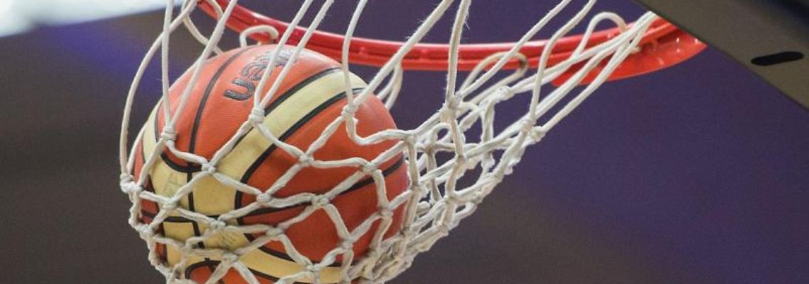 Ein Basketball fällt in den Basketballkorb. Foto: picture alliance/dpa/Symbolbild
