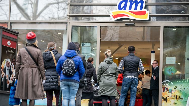 In Drogerien werden derzeit mehr Klopapier und mehr Seife verkauft.