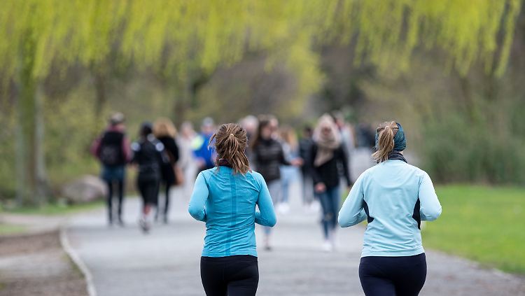Jogger sollten mindestens zwei Meter Abstand zu Nebenleuten halten.