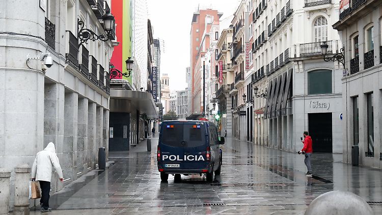 Die Nationalpolizei patrouilliert die Straßen Madrids.