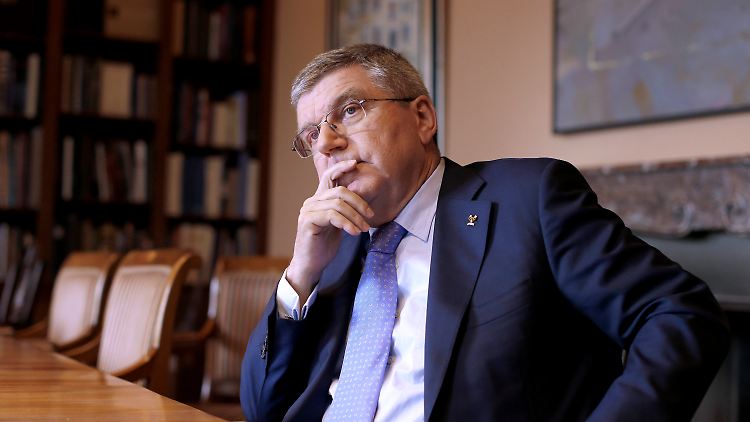 IOC-Chef Bach spielt auf Zeit.