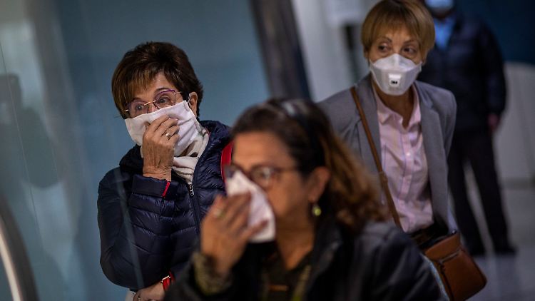 Auch in Spanien versuchen die Menschen, sich mit Masken zu schützen. Der Kampf gegen das Virus wird dort immer verzweifelter.