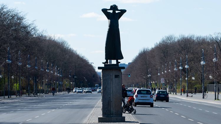 Mahnmal "Der Rufer" in Berlin: Wenn die Wirtschaft zwei Monate lang teilweise stillsteht, entstehen nach Berechnungen des Ifo-Instituts Kosten zwischen 255 und 495 Milliarden Euro.