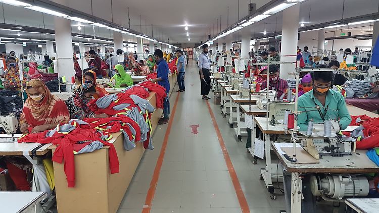 Bangladeschs Wirtschaft hat in den vergangenen Jahren Fortschritte gemacht. Die Arbeitsbedingungen in einigen Textilfabriken haben sich verbessert. 