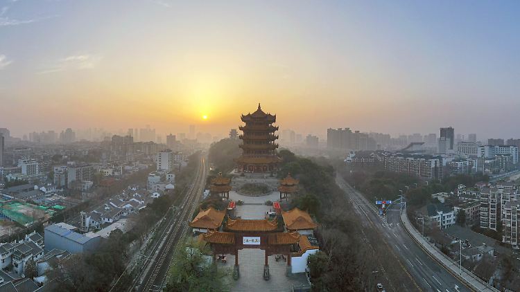 Langsam füllen sich die menschenleeren Straßen von Wuhan.
