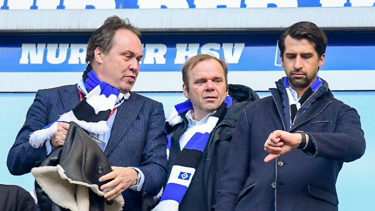 Die gemeinsame Zeit beim HSV scheint für Bernd Hoffmann (m.) und Jonas Boldt (r.) dem Ende entgegen zu ticken.