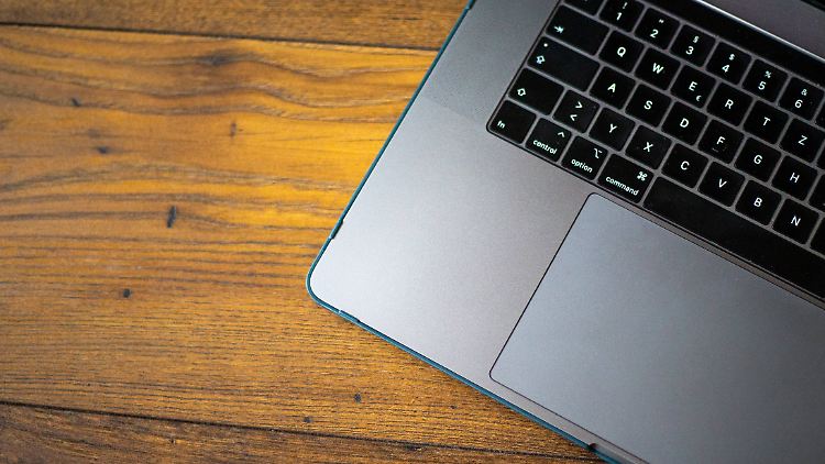 In der Corona-Krise kaufen vor allem Unternehmen für ihre Mitarbeiter im Homeoffice Laptops.