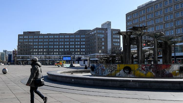 Der Berliner Alexanderplatz - so leer wie selten zuvor.
