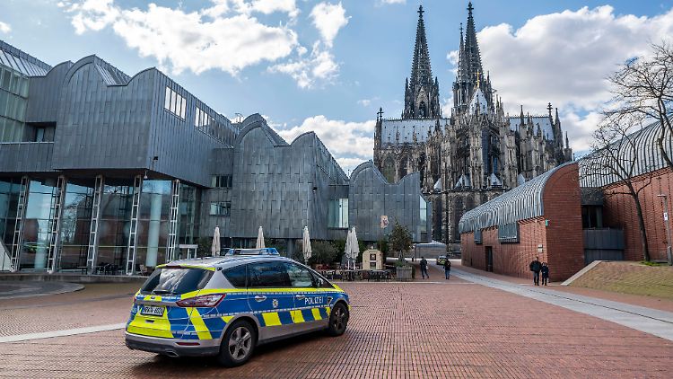 Wie hier in Köln überwacht die Polizei in NRW die Einhaltung der Corona-Vorschriften.
