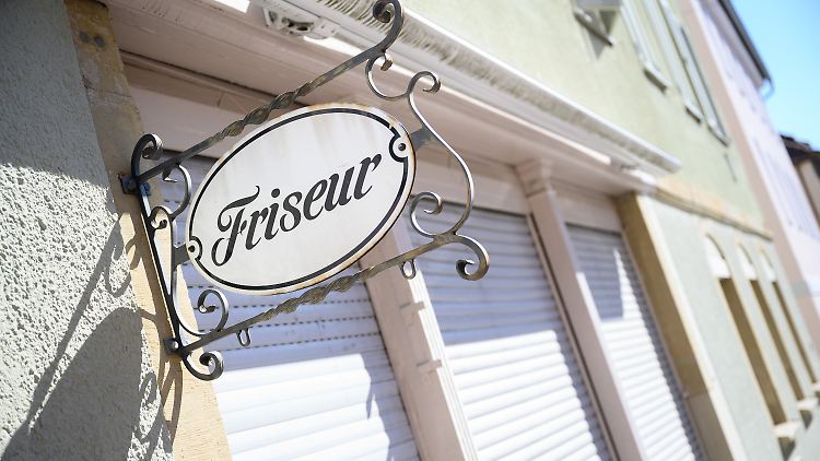 Seit dem Wochenbeginn sind auch Friseursalons in Deutschland geschlossen.