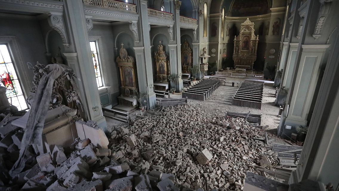 Trümmerteile in der Kathedrale von Zagreb.