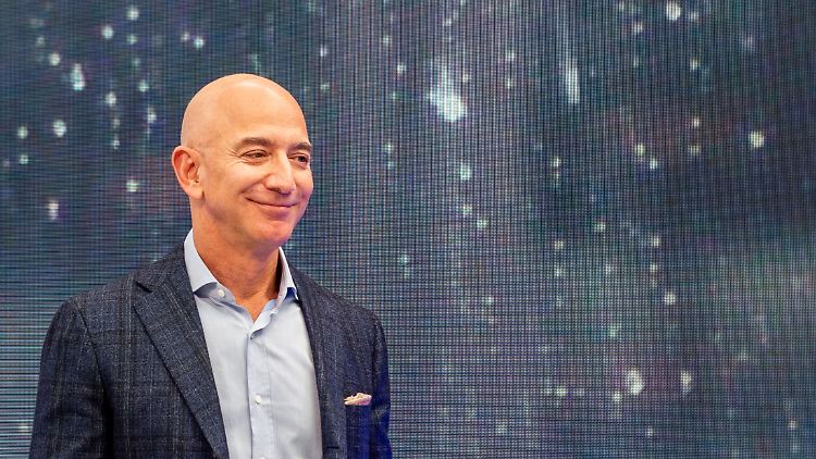 Amazon-Chef Jeff Bezos: Mit jedem Nudelkauf vom heimischen Sessel aus wird er ein paar Cent reicher.
