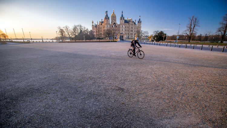 Einsamer Radfahrer in Schwerin: Das öffentliche Leben wird im Zusammenhang mit Schutzmaßnahmen gegen die Ausbreitung des Coronavirus weiter eingeschränkt.