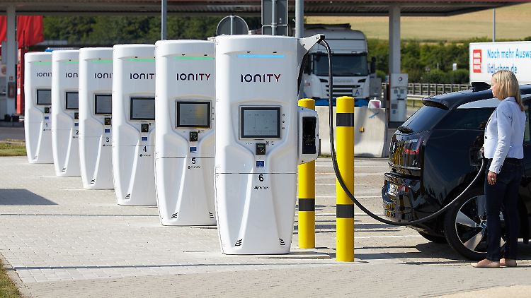 Schnellladestationen sollen entlang den Autobahnen für die Langstreckenfahrten der E-Autos sorgen.