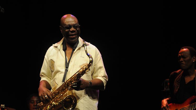 Schrieb unter anderem eine Hymne für die kamerunische Fußballmannschaft: Manu Dibango.