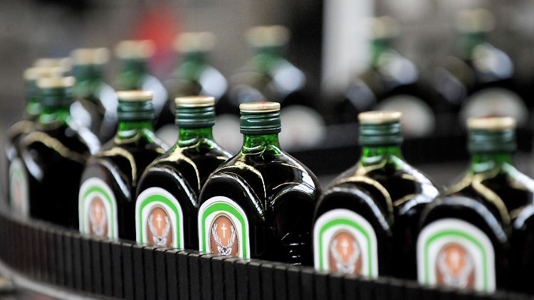 Der Spirituosenhersteller Jägermeister spendet 50.000 Liter Ethanol.