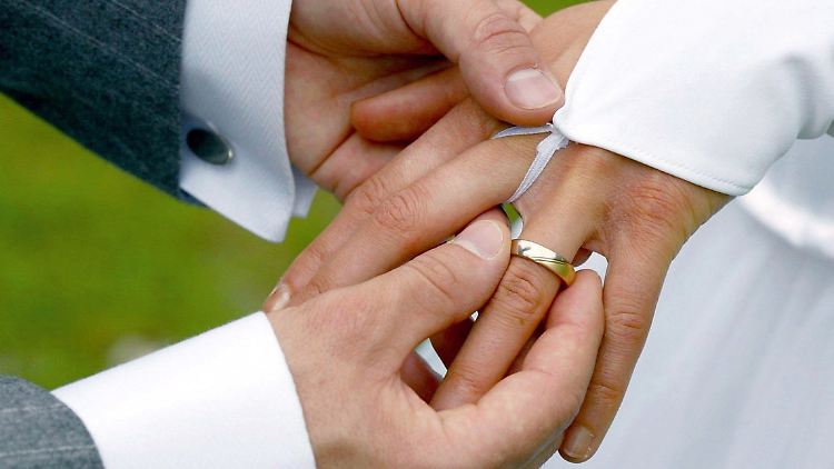 Viele Paare wollen trotz Coronavirus nicht auf ihre lang geplante und herbeigesehnte Hochzeit verzichten.