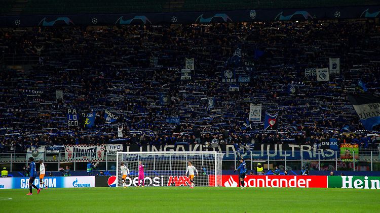 Mehr als 44.000 Fans waren beim Spiel im Stadion San Siro zu Gast.