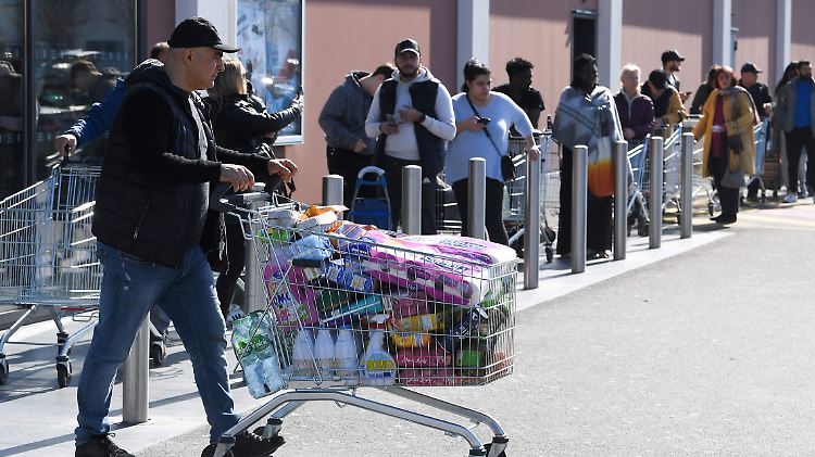 Viele Verbraucher stocken ihre Lebensmittelvorräte auf.