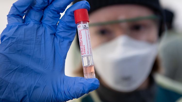 Bislang werden Patienten nur darauf getestet, ob sie aktuell infiziert sind. Das könnte sich Virologe Christian Drosten zufolge in den nächsten Wochen ändern.