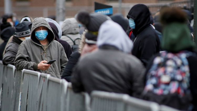 Menschen in New York warten auf einen Corona-Test.