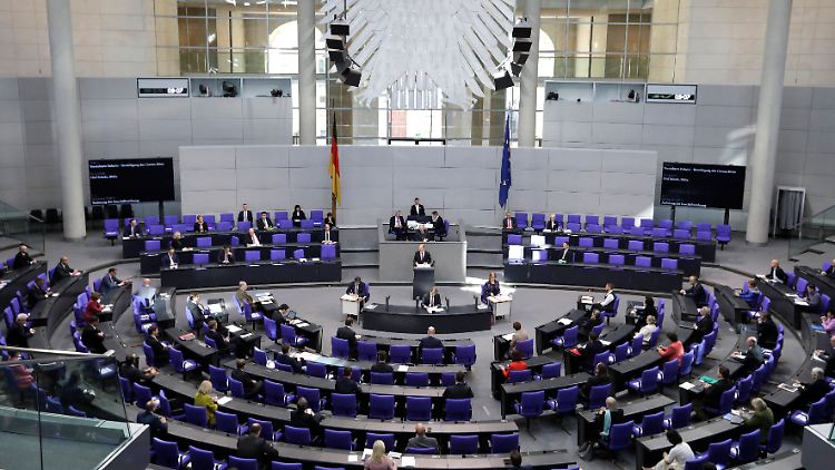Der Bundestag will Kliniken, Hausärzte und Pflegedienste entlasten.