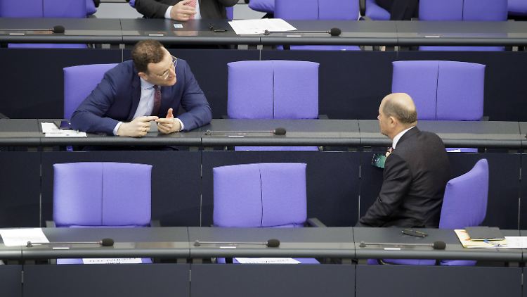 Gesundheitsminister Spahn und Finanzminister Scholz arbeiten daran, die Folgen des Coronavirus zu beherrschen.