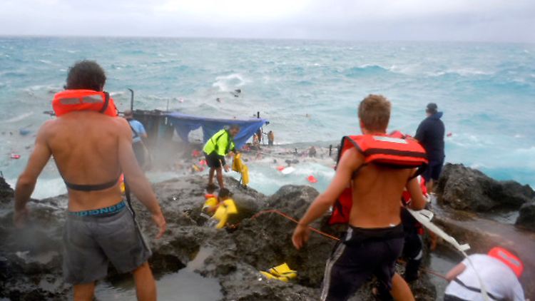 Rettungsschwimmer versuchten noch, den Flüchtlingen zu helfen.