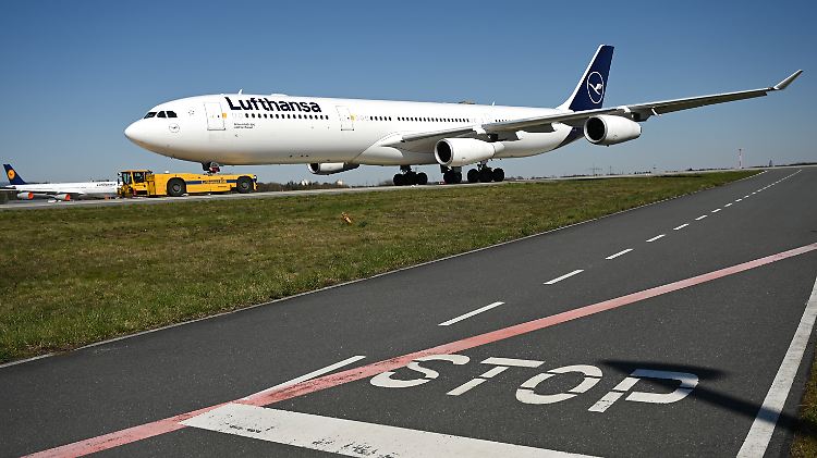 Die Lufthansa leidet stark unter der Corona-Pandemie, die den Flugverkehr fast zum Erliegen gebracht hat.