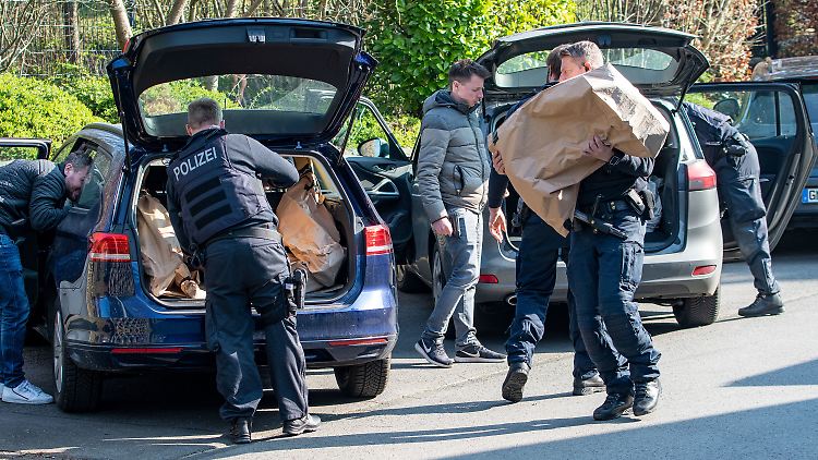 In Gummersbach entdeckten die Polizisten einige gefährliche Gegenstände.