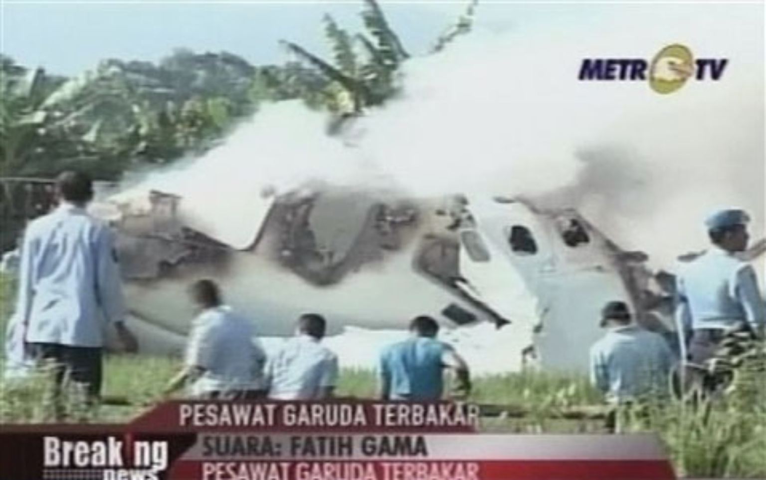 Die Boeing 737-400 hatte 140 Menschen an Bord. Sie kam aus Jakarta und war beim Anflug auf das 400 Kilometer entfernte Yogyakarta auf Java, als sie Feuer fing.