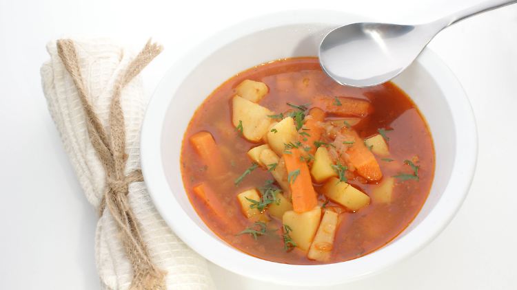 Eine nichtzerstampfte Kartoffelsuppe, bei der Kartoffeln und Gemüse nur grob zerschnitten werden, nannte meine Oma "Brühkartoffeln".