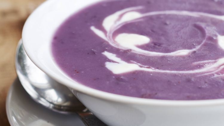 Das Auge isst mit: Eine cremige Kartoffelsuppe aus violetten Sorten macht was her.